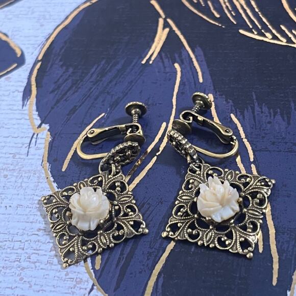 Vintage 1940s Brass Tone Celluloid Rose Intricate Floral Filigree Earrings A1 - Picture 2 of 10